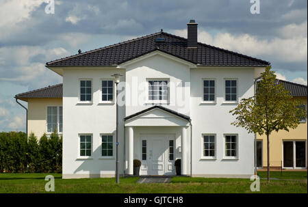 Einfamilienhaus, Haus mit Garten Stockfoto