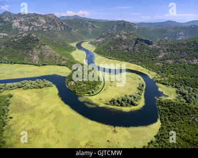 Wasserlauf Biegung des Flusses Rjieka Crnojevica. Schönheit der Natur in Bergen. Teil von Skadar See und Nationalpark. Montenegro Stockfoto