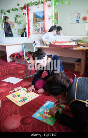 Jalalabat, Kirgisistan: Erhalten In ein Zentrum für geistig und körperlich behinderte Kinder, Kinder lernen, Sprache, kreative Therapie Stockfoto