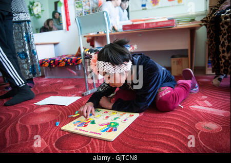 Jalalabat, Kirgisistan: Erhalten In ein Zentrum für geistig und körperlich behinderte Kinder, Kinder lernen, Sprache, kreative Therapie Stockfoto