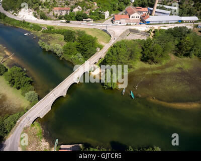 Transport Bogenbrücke über Fluss Crnojevica in Rjieka Crnojevica Stadt. Nationalpark in Montenegro Stockfoto