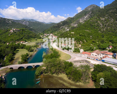 Transport-Brücke über Fluss Crnojevica in Rjieka Crnojevica Stadt. Nationalpark in Montenegro Stockfoto