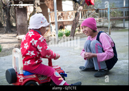 Jalabat, Kirgisistan: Kinder spielen im Garten in einem Dorf. Stockfoto