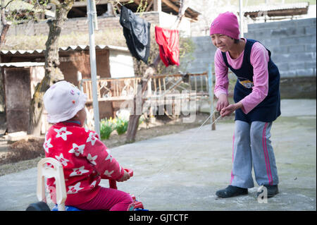 Jalabat, Kirgisistan: Kinder spielen im Garten in einem Dorf. Stockfoto