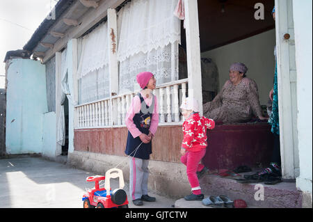 Jalabat, Kirgisistan: Kinder spielen im Garten in einem Dorf. Stockfoto