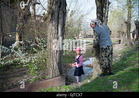 Jalabat, Kirgisistan: Kinder spielen in der Natur in einem Dorf. Stockfoto