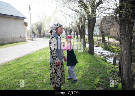 Jalabat, Kirgisistan: Kinder spielen in der Natur in einem Dorf. Stockfoto