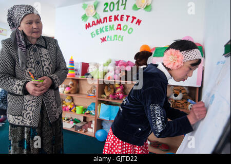 Jalalabat, Kirgisistan: Erhalten In ein Zentrum für geistig und körperlich behinderte Kinder, Kinder lernen, Sprache, kreative Therapie Stockfoto