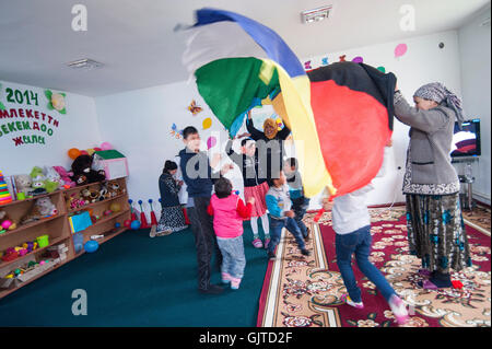 Jalalabat, Kirgisistan: Erhalten In ein Zentrum für geistig und körperlich behinderte Kinder, Kinder lernen, Sprache, kreative Therapie Stockfoto