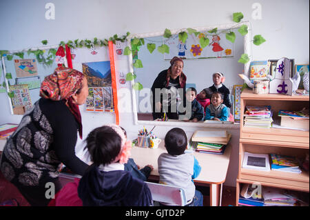 Jalalabat, Kirgisistan: Erhalten In ein Zentrum für geistig und körperlich behinderte Kinder, Kinder lernen, Sprache, kreative Therapie Stockfoto