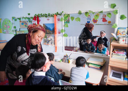 Jalalabat, Kirgisistan: Erhalten In ein Zentrum für geistig und körperlich behinderte Kinder, Kinder lernen, Sprache, kreative Therapie Stockfoto