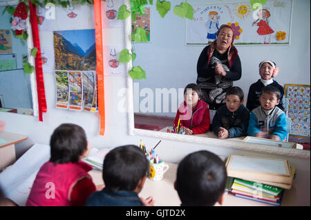 Jalalabat, Kirgisistan: Erhalten In ein Zentrum für geistig und körperlich behinderte Kinder, Kinder lernen, Sprache, kreative Therapie Stockfoto