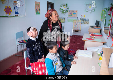 Jalalabat, Kirgisistan: Erhalten In ein Zentrum für geistig und körperlich behinderte Kinder, Kinder lernen, Sprache, kreative Therapie Stockfoto