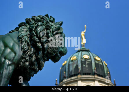 Loewe am Deutschen Dom berlin Stockfoto