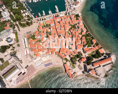 Burg von St Mary, Befestigung der Altstadt von Budva. Luftaufnahme von Drohne. Adria, Montenegro, Europa Stockfoto