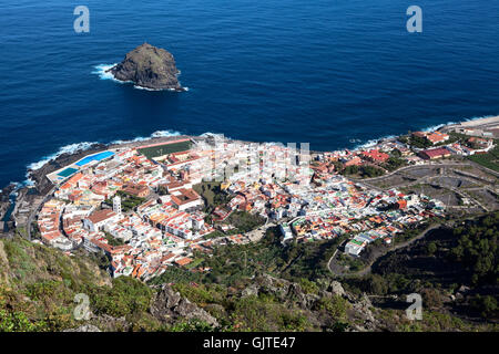 Blick auf die Stadt Garachico und ein Felsen im Ozean Roque de Garachico. Teneriffa, Kanarische Inseln, Spanien Stockfoto
