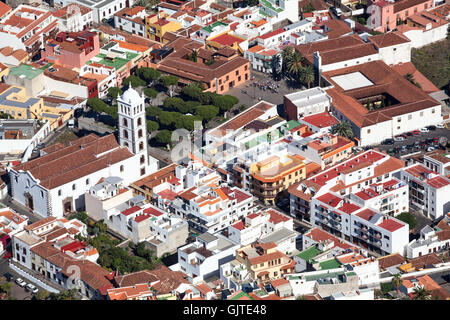 Dächer von Garachico, der Hauptplatz und der Kirche St. Anna (Iglesia de Santa Ana). Teneriffa, Kanarische Inseln, Spanien Stockfoto