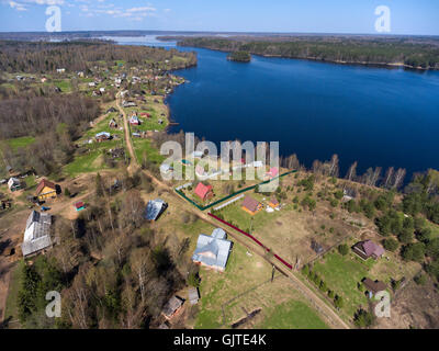 Russisches Dorf am Ufer des Sees, Russland. Luftbild Stockfoto