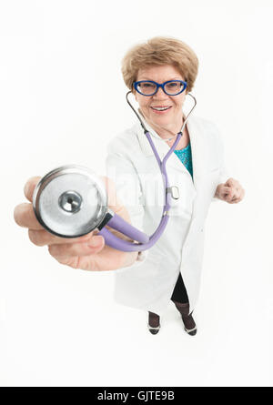 Freundliche Ärztin mit Stethoskop, geduldig, voller Länge zu hören. Weißem Hintergrund Stockfoto