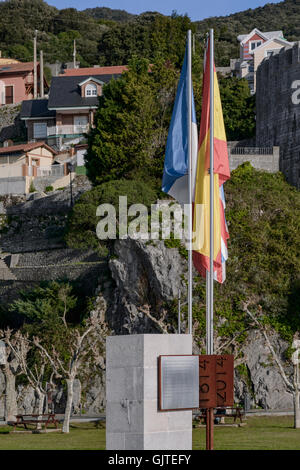 Monolith an der Promenade erinnert an das Ende der französischen Besatzung in der Stadt von Santona, Cantabria, Spanien. Stockfoto