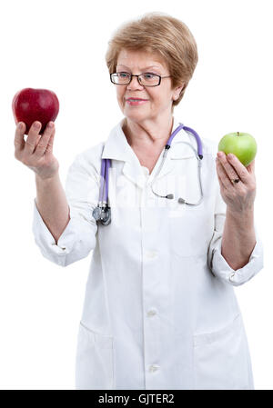 Arzt Ernährungsberater zeigt rote big Apple in einer Hand und halten grünen Apfel in anderen isoliert auf weißem Hintergrund Stockfoto