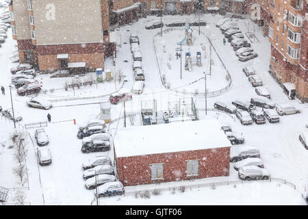 Starker Schneefall ist im Innenhof der Wohnanlage, Autos Parken unter Schnee, Wintersaison Stockfoto