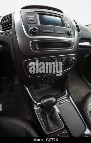 Moderne Innenausstattung, Armaturenbrett mit automatischen Getriebe. Fisheye-Ansicht Stockfoto