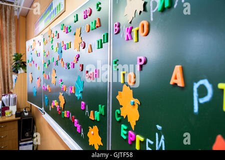 Kinder Namen aus Buchstaben geschrieben und auf Schultafel Stockfoto