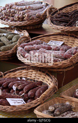 Würstchen auf einem Marktstand Stockfoto