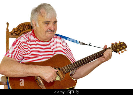 Alte graue kaukasischen Mann mit Haaren spielt eine akustische Gitarre mit weißem Hintergrund Stockfoto