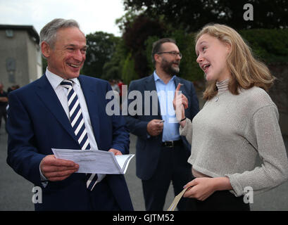 Ministerin für Bildung und Fähigkeiten Richard Bruton mit Molly Power von Marino, nachdem sie ihre Prüfungsergebnisse Leaving Certificate am Mount Temple School in Dublin gesammelt. Stockfoto