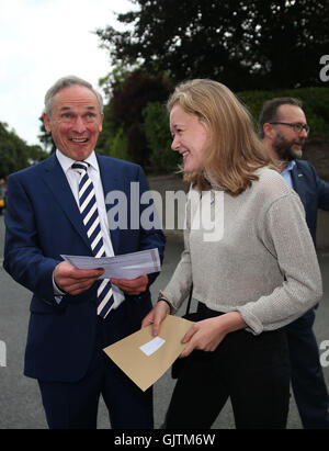 Ministerin für Bildung und Fähigkeiten Richard Bruton mit Molly Power von Marino, nachdem sie ihre Prüfungsergebnisse Leaving Certificate am Mount Temple School in Dublin gesammelt. Stockfoto