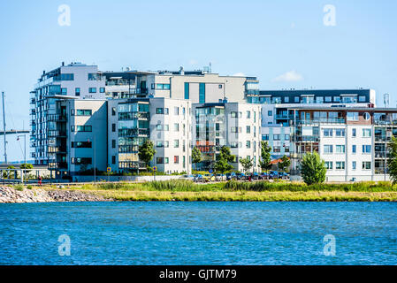 Kalmar, Schweden - 10. August 2016: Weiße moderne Gebäude auf der kleinen Insel Varvsholmen in der Stadt. Stockfoto