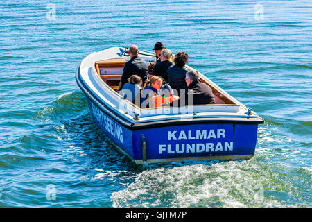 Kalmar, Schweden - 10. August 2016: Touristen auf dem Sightseeing-Boot Kalmar Flundran wie von hinten und oben zu sehen. Stockfoto