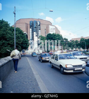 Stadtteil Haidhausen, Rosenheimer Straße. Blick Zum Kulturzentrum Gasteig. München, Haidhausen Viertel. Blick auf das kulturelle Zentrum der Gasteig, Rosenheimer Straße. Stockfoto