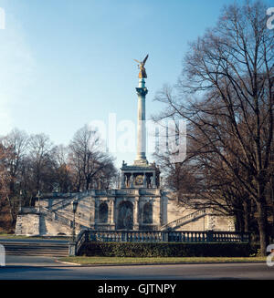 München, 1985. Stadtteil Bogenhausen, Friedensdenkmal - Friedensengel - Und Service-Luitpold-Terrasse. München, 1985. Stadtteil Bogenhausen, Friedensengel (Engel des Friedens-Denkmal) und Prinzregent Luitpold Treppen. Stockfoto