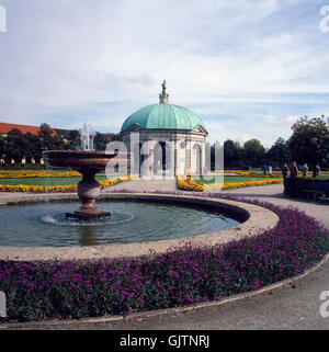 München, 1985. Stadtzentrum, Hofgarten Und Dianatempel. München, 1985. Stadtzentrum, der Hofgarten - Court Garden - Blick auf den Brunnen und den Diana-Tempel. Stockfoto