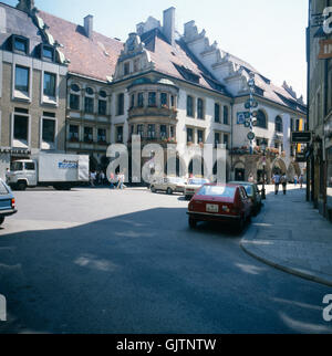 München, 1985. Historischer Stadtkern. Das Hofbräuhaus bin Platzl. München, 1985, Altstadt, Blick auf der berühmten Bierhalle München - Hofbräuhaus Platzl bin. Stockfoto