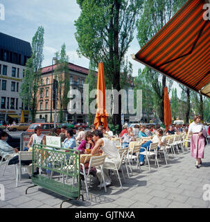 München, 1985. Strassencafe eine der Leopoldstraße Im Stadtteil Schwabing. Café des Gehwegs entlang der Leopoldstraße in Schwabing Bezirk. Stockfoto