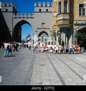 München, 1985. Historischer Stadtkern. Blick Zum Karlstor Und Fussgängerzone in der Neuhauser Straße. München, 1985. Historischen Zentrum. Blick auf das Karlstor (Karls Gate). Anfang der Fußgängerzone und Einkaufsmeile in der Neuhauser Straße. Stockfoto