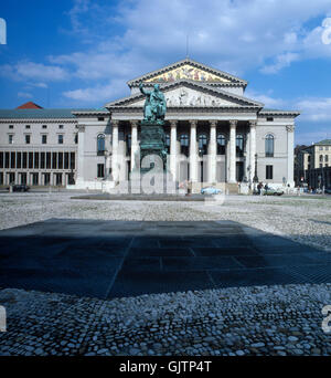 München, 1985. Historischer Stadtkern. Das Nationaltheater, Spielort der Bayerischen Staatsoper am Max-Joseph-Platz. München, 1985. Innenstadt, Blick auf das Nationaltheater, Haus der Bayerischen Staatsoper am Max-Joseph-Platz Stockfoto