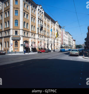 München, 1985. Historischer Stadtkern. Hotel Vier Jahreszeiten Mit Restaurant Walterspiel in der Maximilianstrasse. München, 1985. Innere Stadt. Hotel Vier Jahreszeiten (vier Jahreszeiten) und Restaurant Walterspiel an der Maximilianstraße. Stockfoto