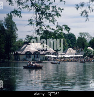 München, 1985. Schwabing. Das Seehaus, Restaurant Und Biergarten am Kleinhesseloher See Im Englischen Garten. München, 1985. Stadtteil Schwabing. Seehaus. Restaurant und Biergarten am Kleinhesseloher See im englischen Garten. Stockfoto