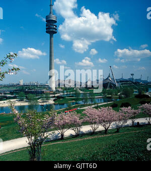 München, 1985. Milbertshofen, Am Riesenfeld. Frühling Im Olympiapark. Blick Zum Olympiaturm (Fernsehturm) Und Olympiastadion. München, 1985. Milbertshofen Bezirk. Frühling im Olympiapark. Blick auf den Olympiaturm und das Olympiastadion. Stockfoto