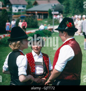 Oberbayern, Landkreis Miesbach, Gemeinde Schliersee, 1980er. Bayrischen Buben Beim Trachtenfest. Oberbayern, Landkreis Miesbach, Gemeinde Schliersee, 1980er Jahre. Bayerischen jungen in traditionellen Kostümen. Stockfoto