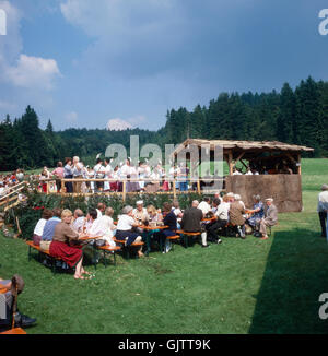 Oberbayern, Landkreis Traunstein, 1980er. Volksfest in der Nähe von Inzell. Volksfestbesucher. Oberbayern, Landkreis Traunstein, der 1980er Jahre. Volksfest in der Nähe von Inzell. Folk Festival Goer. Stockfoto