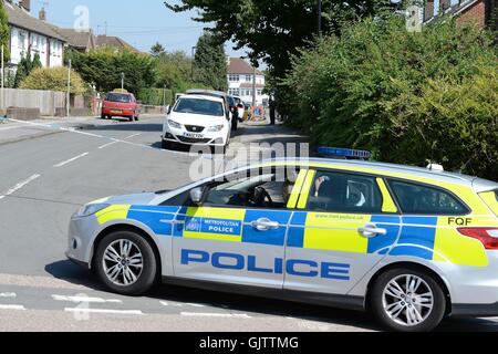 Polizei am Tatort in Heather Weg in Selsdon, South Croydon, Südlondon, wo ein 19 Jahre alter Mann erstochen wurde. Stockfoto