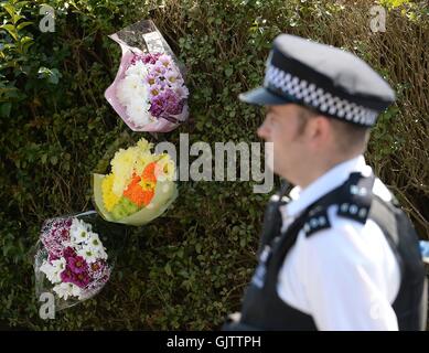 Blumen am Tatort in Heather Weg in Selsdon, South Croydon, Südlondon, wo ein 19 Jahre alter Mann erstochen wurde. Stockfoto