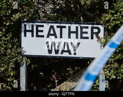 Polizei und Blumen an die Szene in Heather Weg in Selsdon, South Croydon, Südlondon, wo ein 19 Jahre alter Mann erstochen wurde. Stockfoto