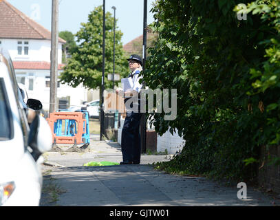 Polizei am Tatort in Heather Weg in Selsdon, South Croydon, Südlondon, wo ein 19 Jahre alter Mann erstochen wurde. Stockfoto